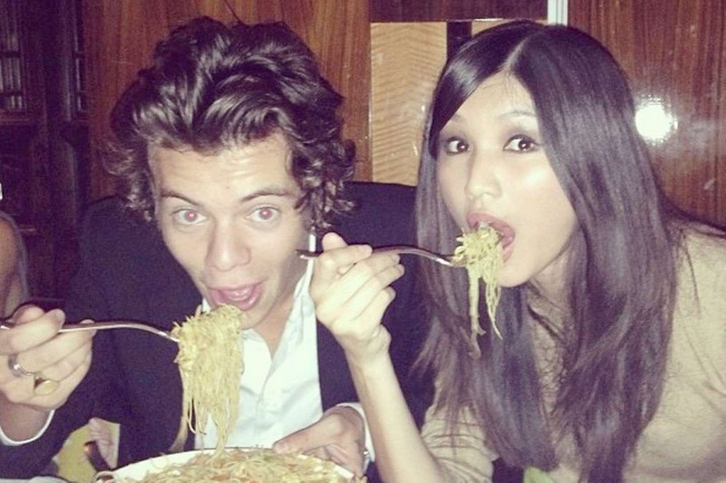 Harry Styles mangia con l