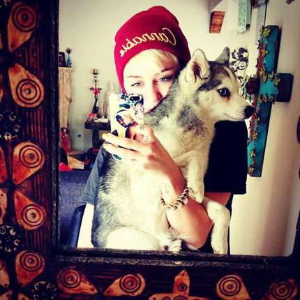 Foto selfie profilo perfetto - Miley Cyrus - cane