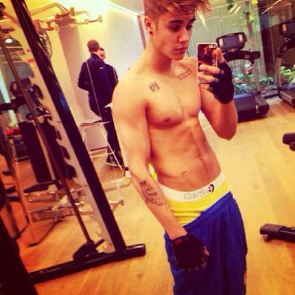 Foto selfie profilo perfetto - Justin Bieber - addominali