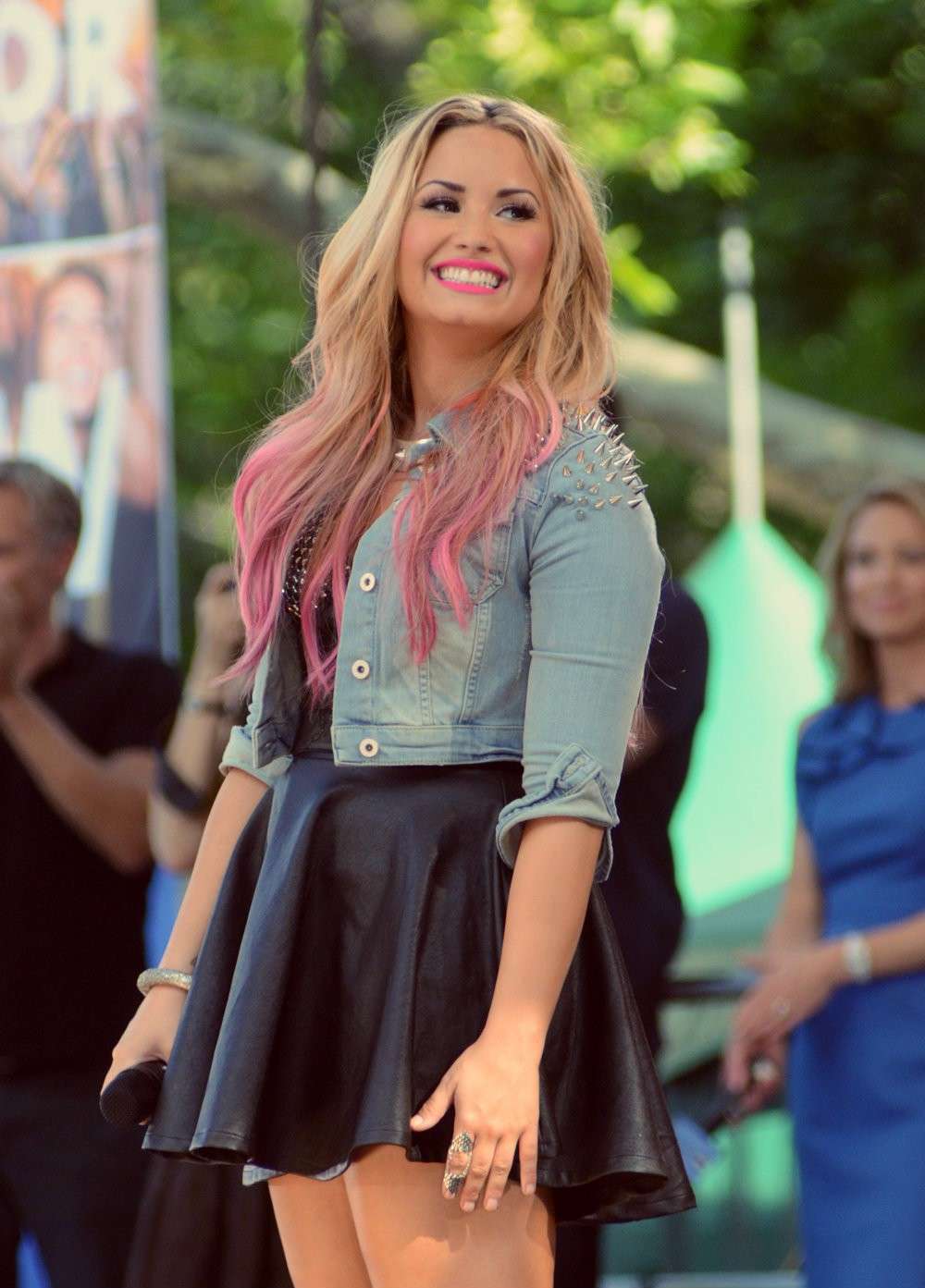 Demi Lovato con i capelli lunghi e le ciocche rosa