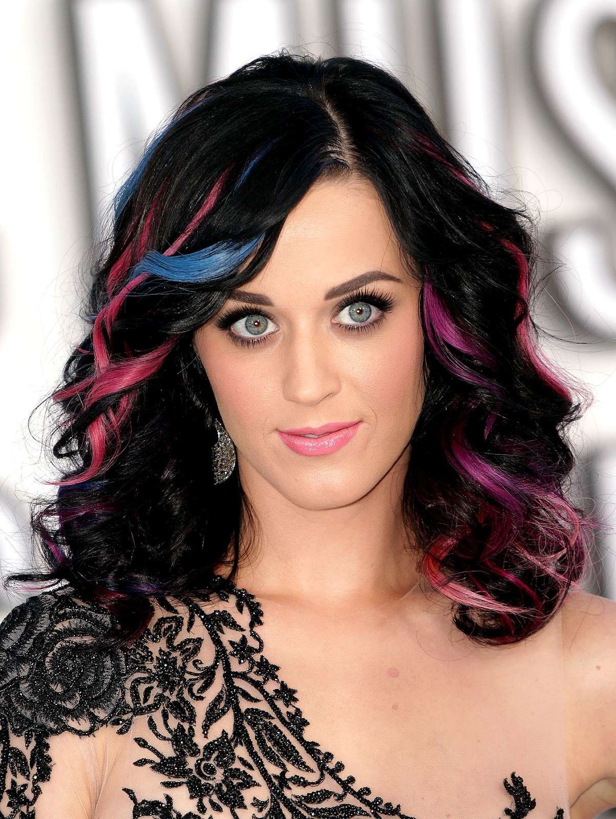 Katy Perry con le ciocche rosa e blu