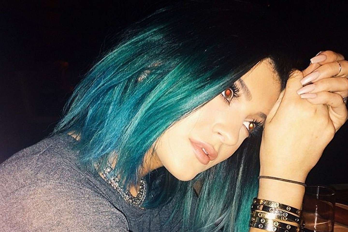 Kylie Jenner con i capelli blu