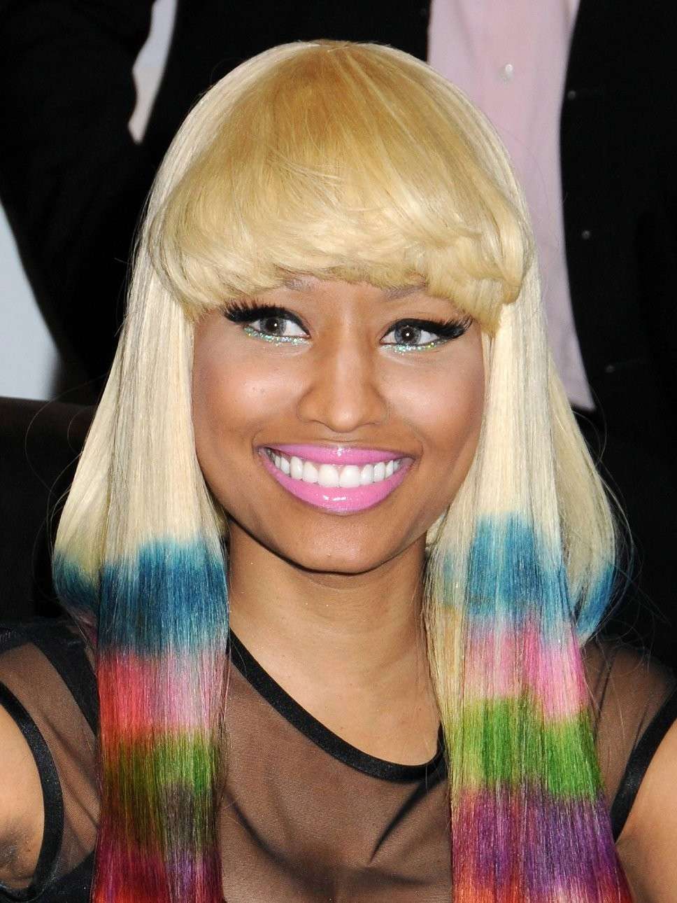 Nicki Minaj con le ciocche arcobaleno