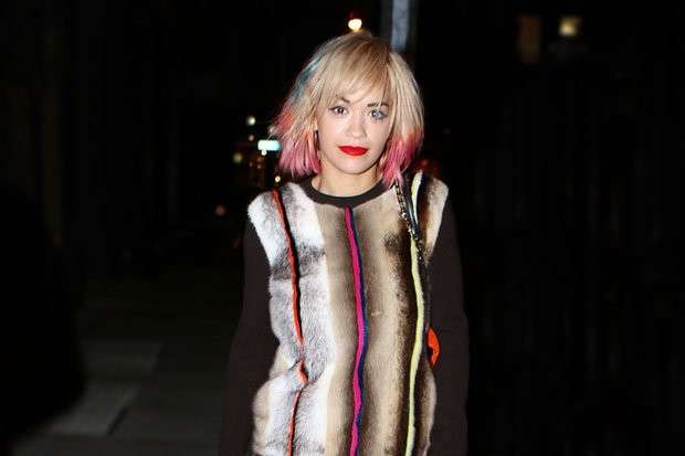 Rita Ora con i capelli colorati