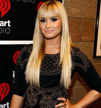 Demi Lovato capelli biondo frangia