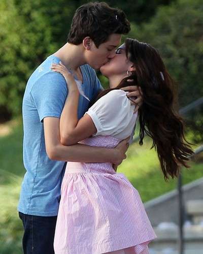Selena Gomez, bacio appassionato ma è per...