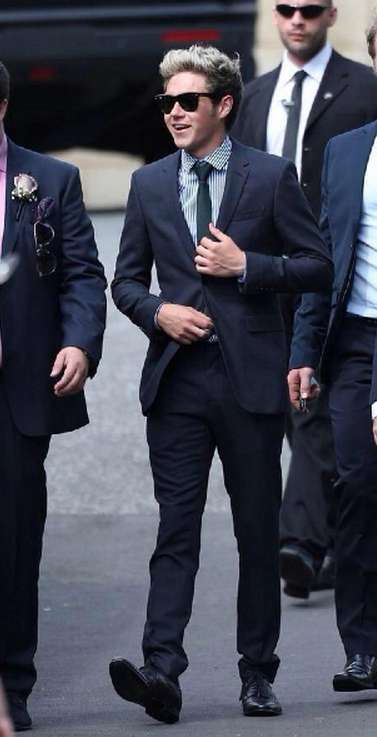 Niall Horan elegantissimo al matrimonio della mamma di Louis