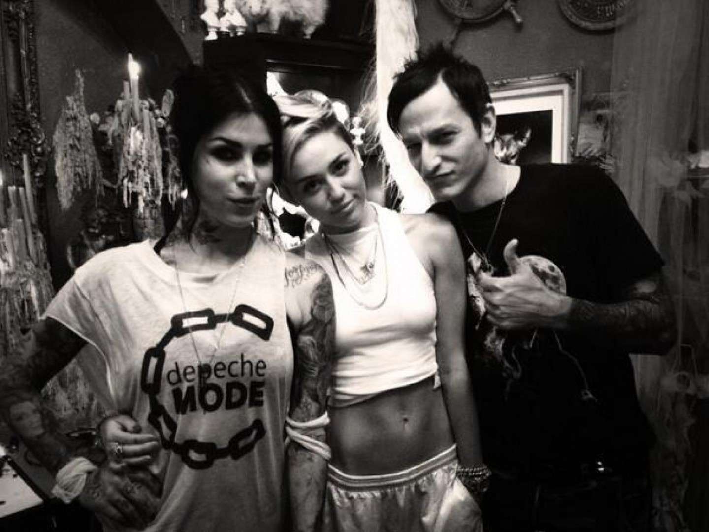 Miley Cyrus con tatuatori