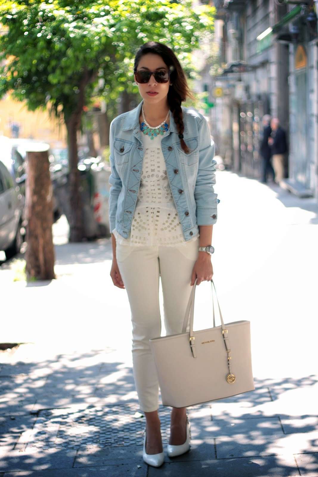 Pantalone bianco e giubbotto jeans