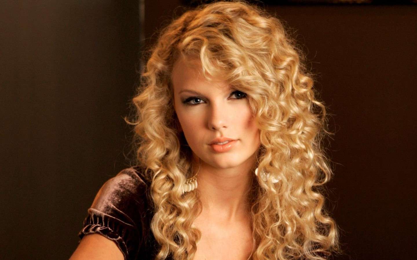 Taylor Swift capelli ricci