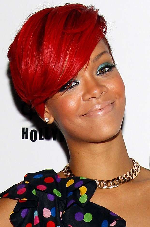 Rihanna con il ciuffo rosso