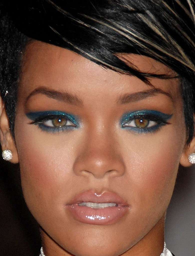 Rihanna eyeliner azzurro