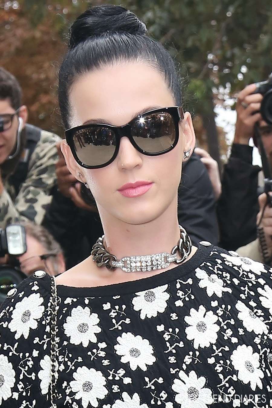 Katy Perry sceglie gli occhiali neri a farfalla