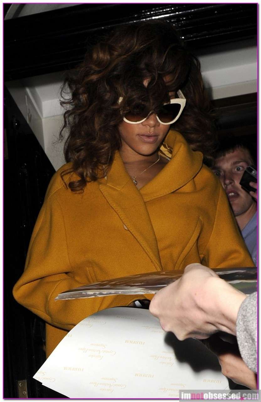 Rihanna con occhiali a farfalla