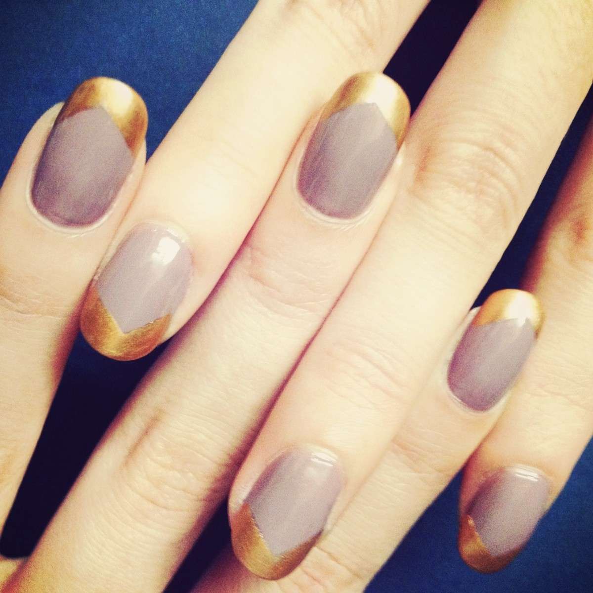 French manicure grigia e oro