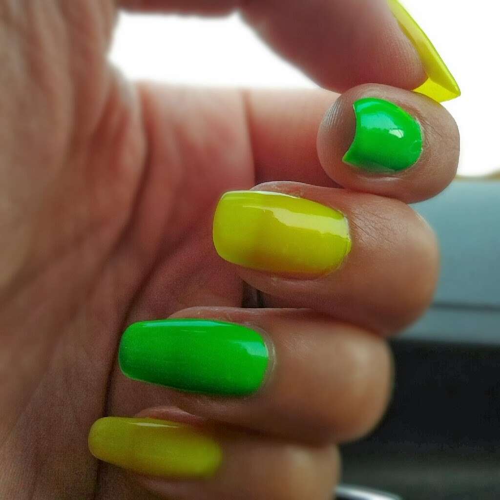 Nail art giallo verde acido