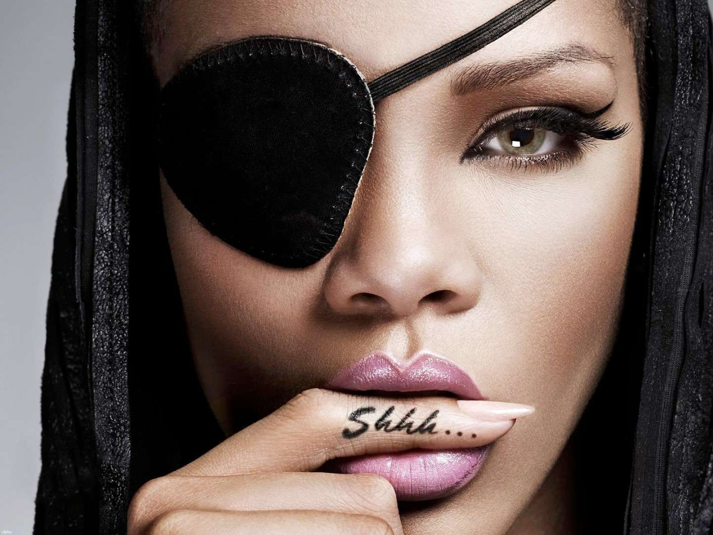 Tatuaggi di Rihanna: "Shh"