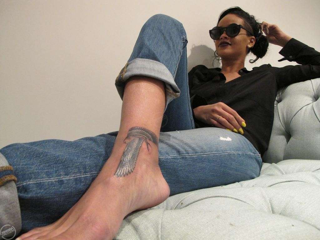 Tatuaggio su collo del piede