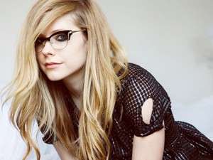 Occhiali e make up: Avril Lavigne