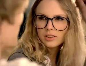 Occhiali e make up: Taylor Swift