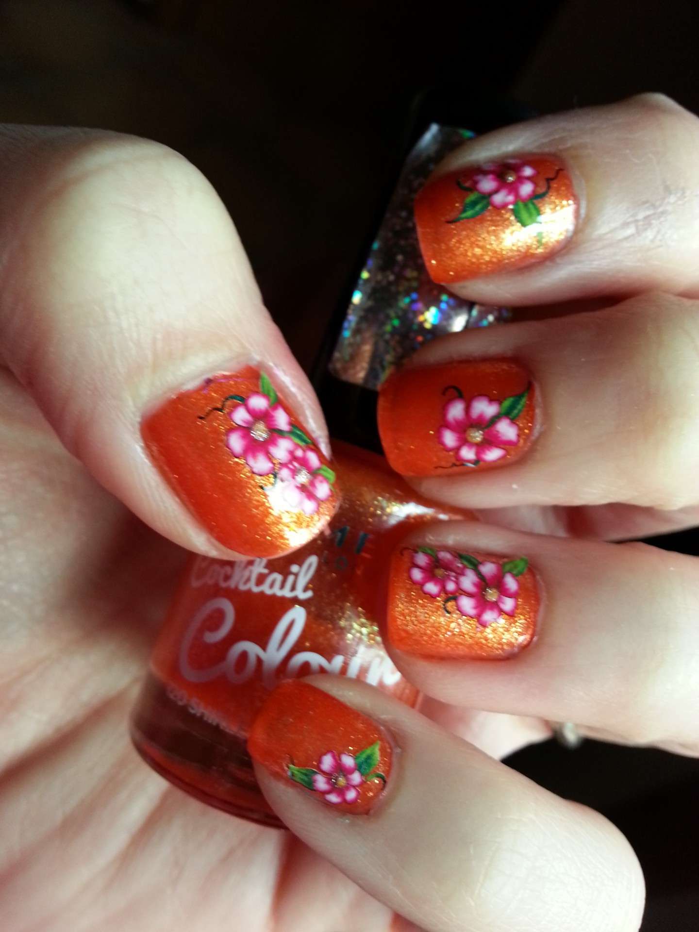 Nail art arancione con fiori
