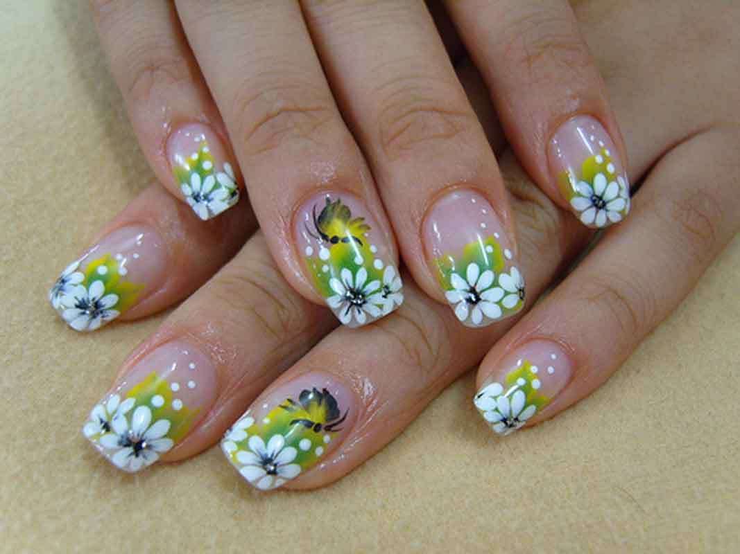 Nail art fiori bianchi