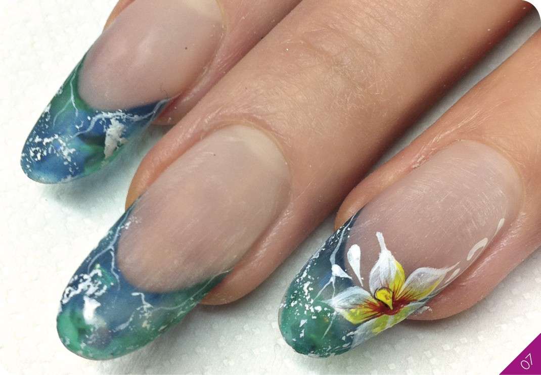 Nail art fiori e acqua