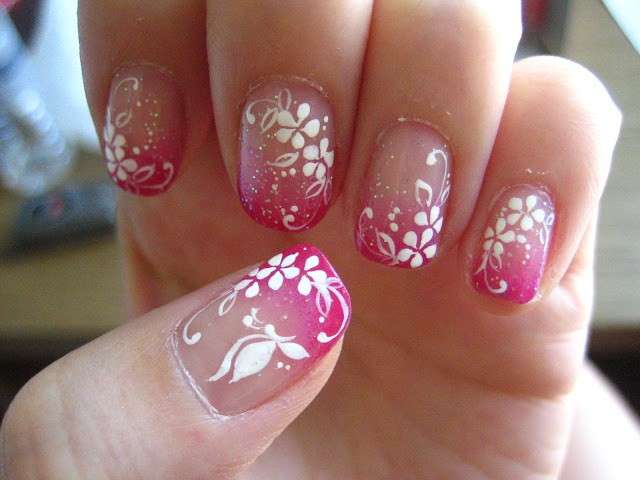 Nail art rosa con fiori bianchi