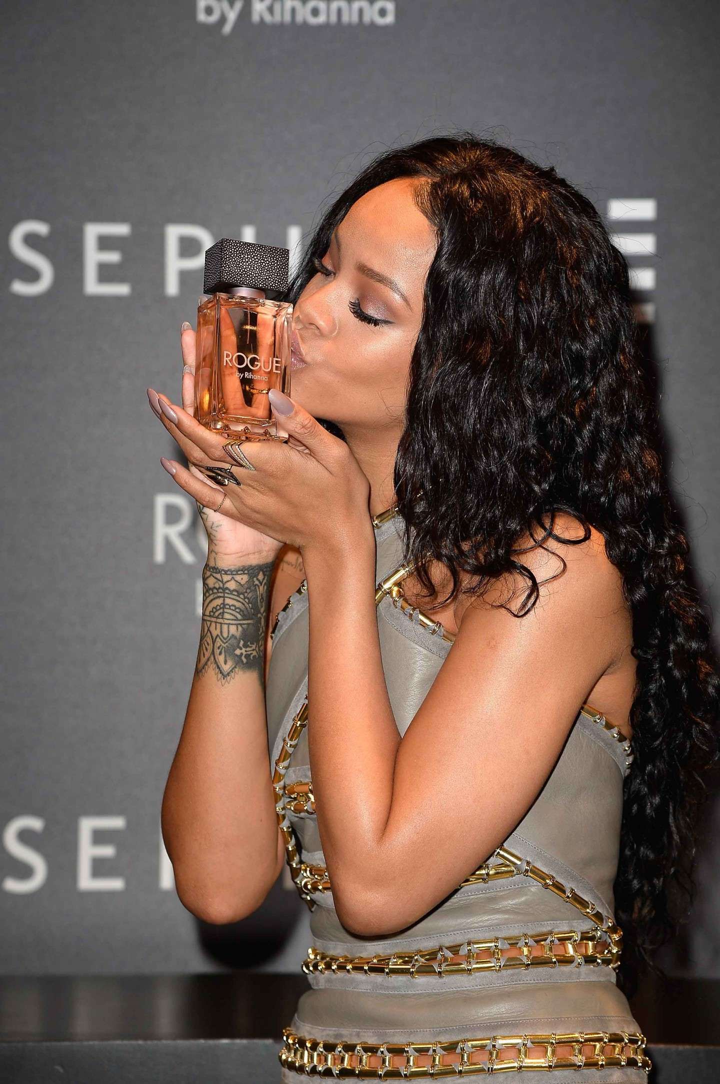 Rihanna col profumo Rogue