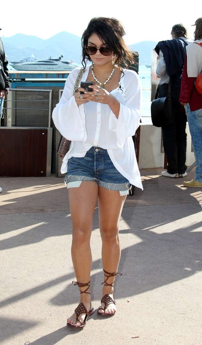 Vanessa Hudgens con shorts e sandali