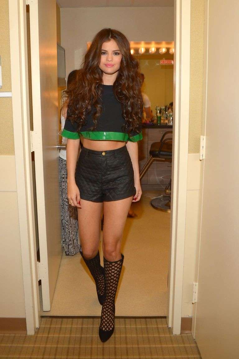 Selena Gomez con mini shorts