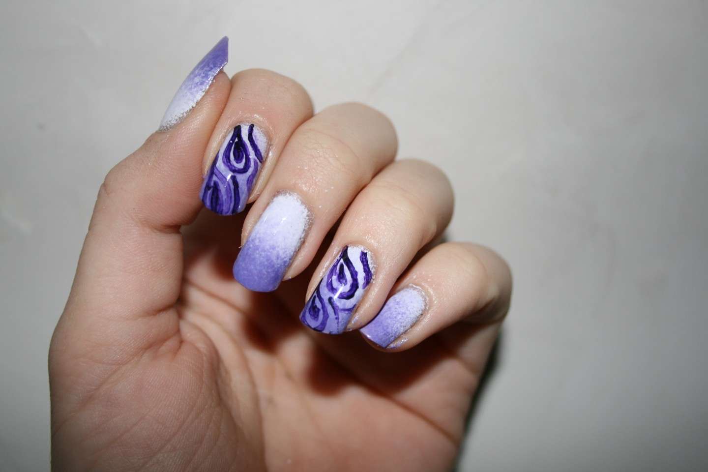 Nail art sfumata bianca e viola