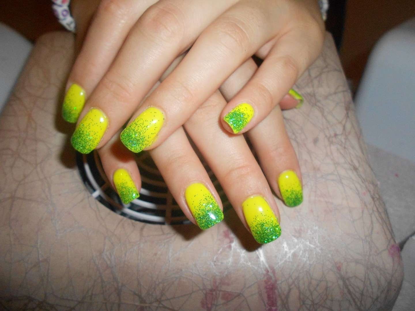 Nail art sfumato giallo verde