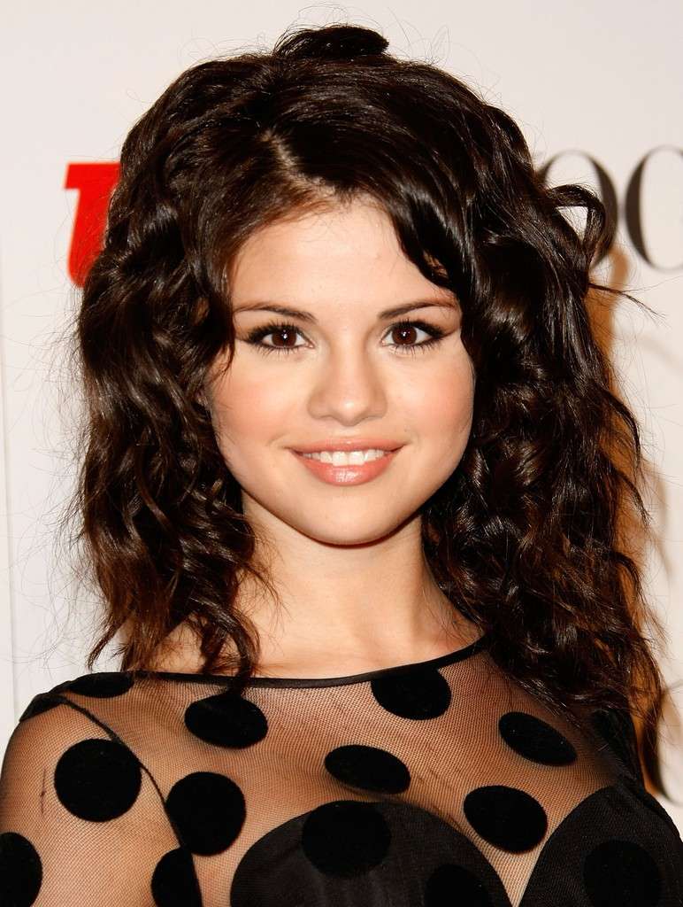 Selena Gomez cat eyes