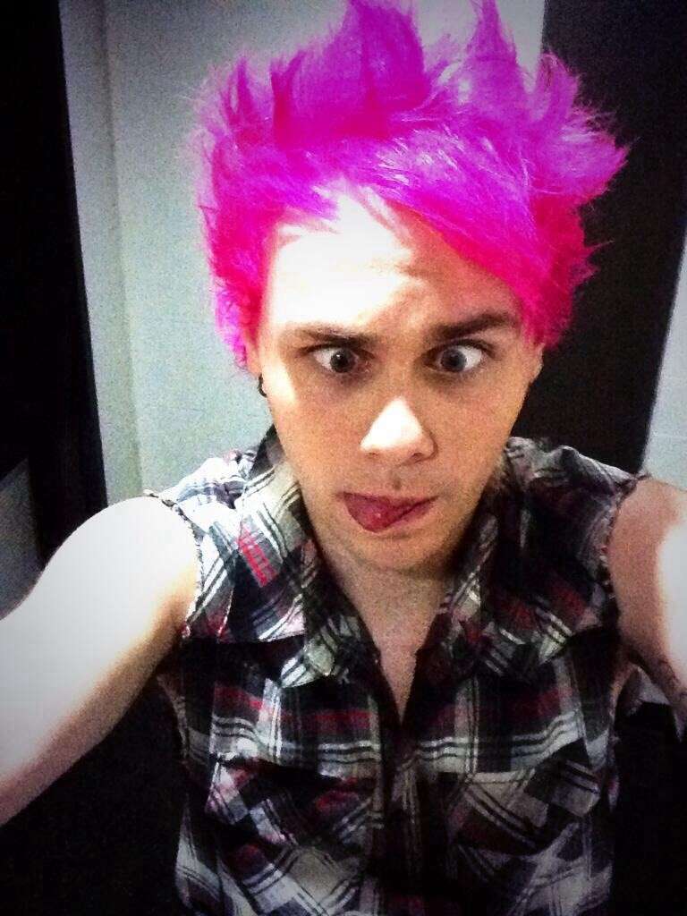 Michael Clifford selfie capelli rosa
