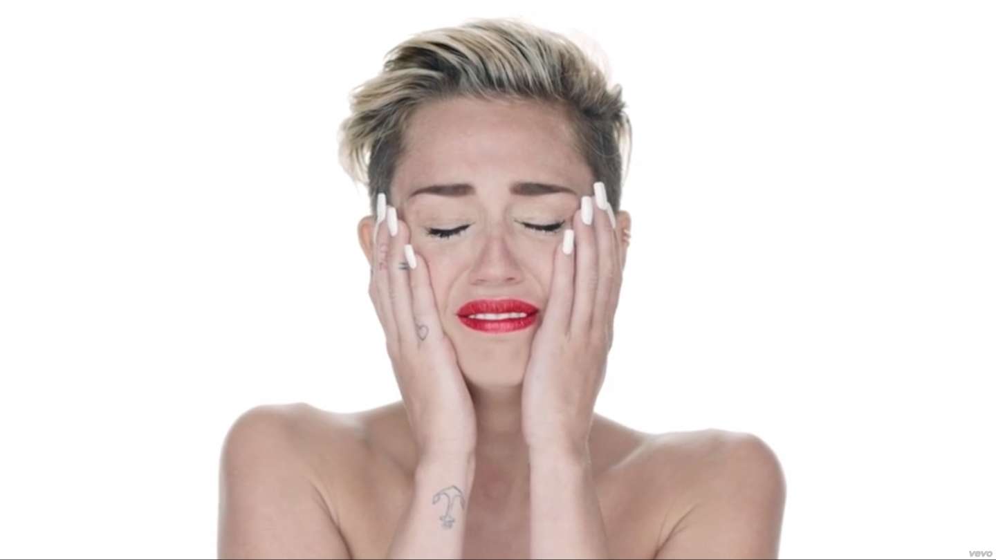 Miley Cyrus nail art bianca