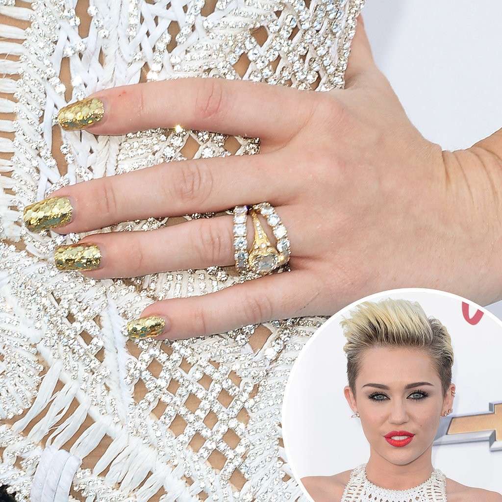 Miley Cyrus nail art oro