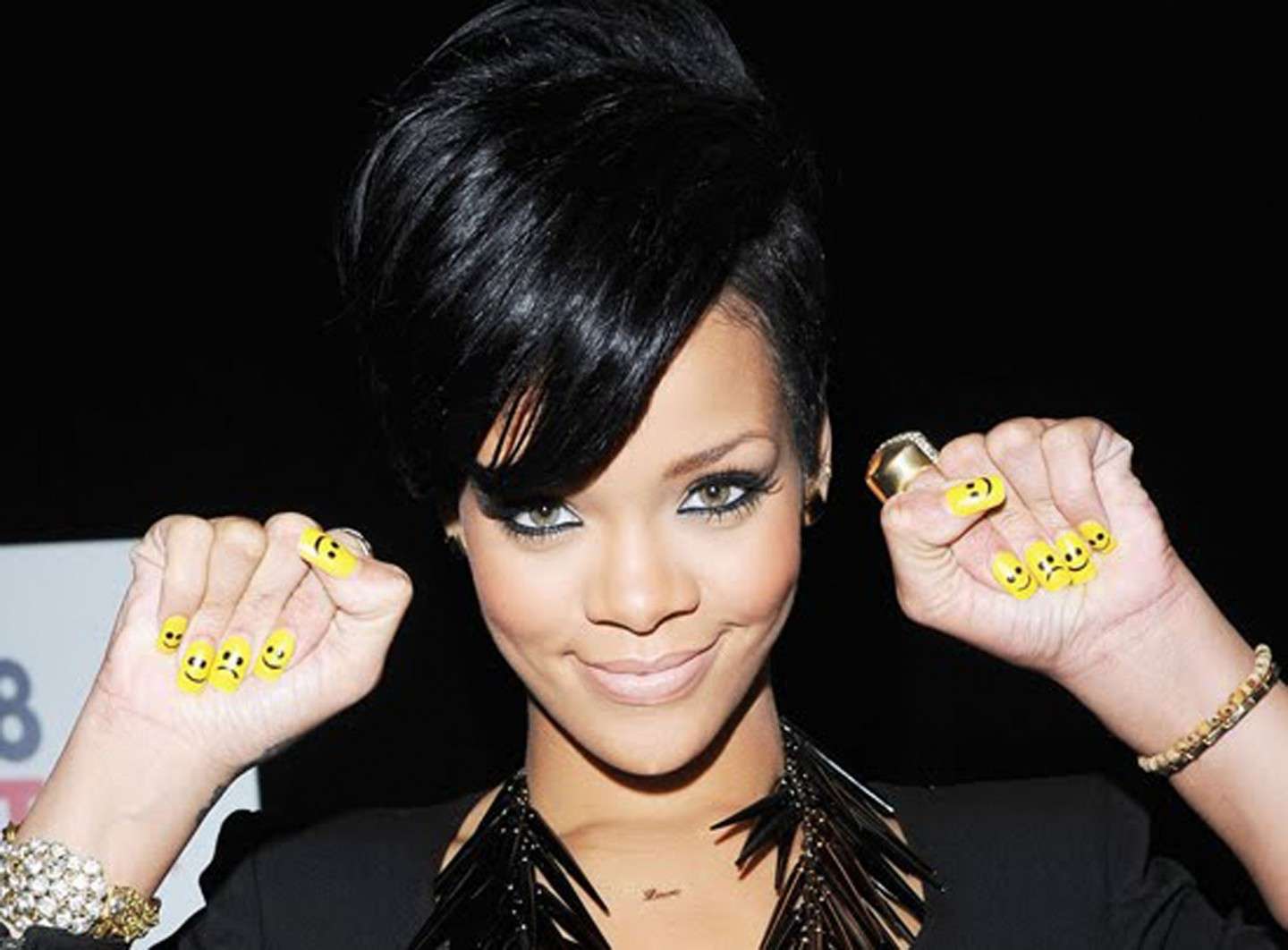 Rihanna nail art gialla