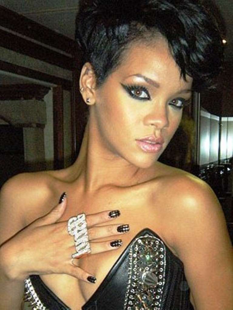 Rihanna nail art nera