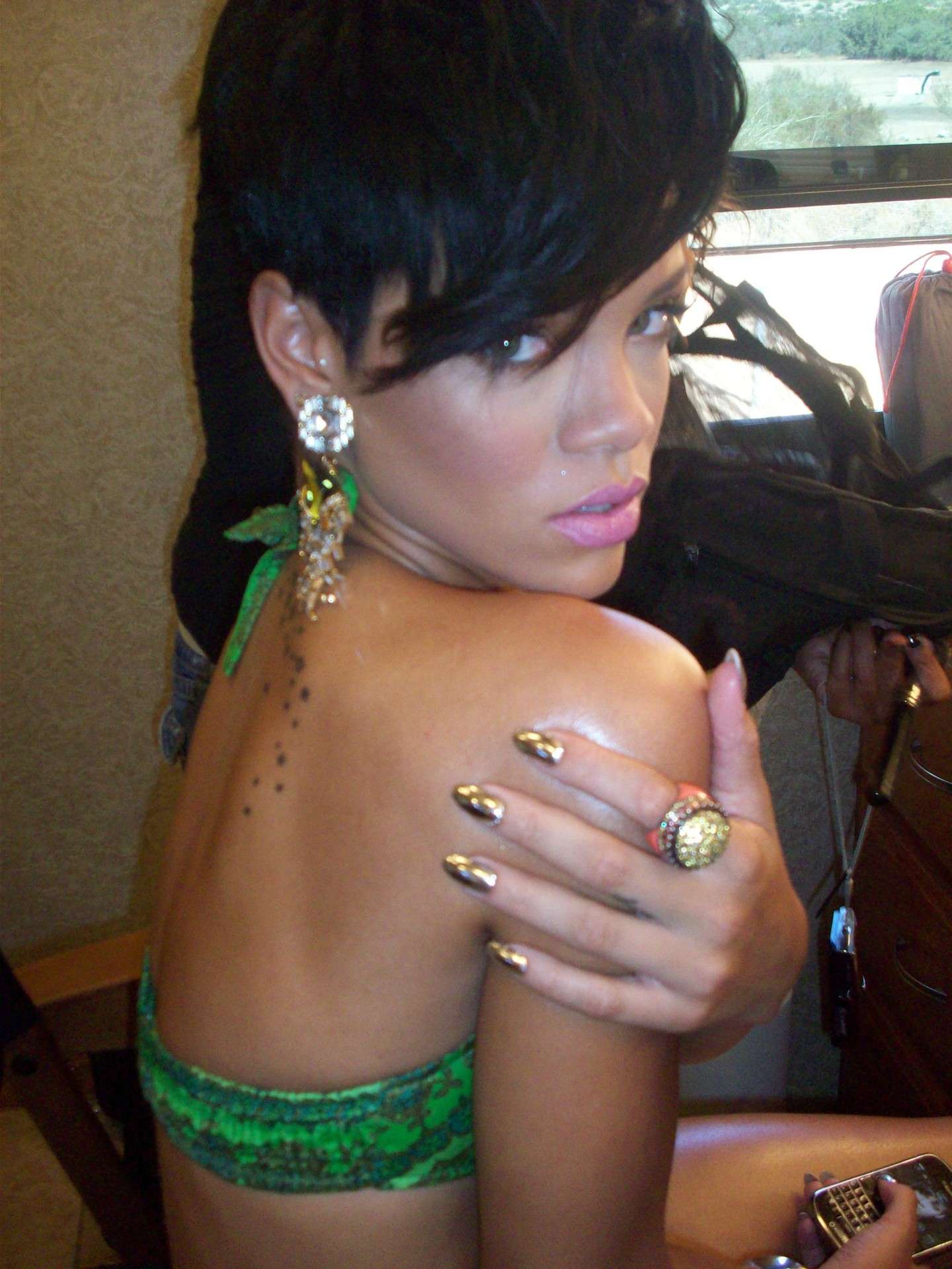 Rihanna nail art oro