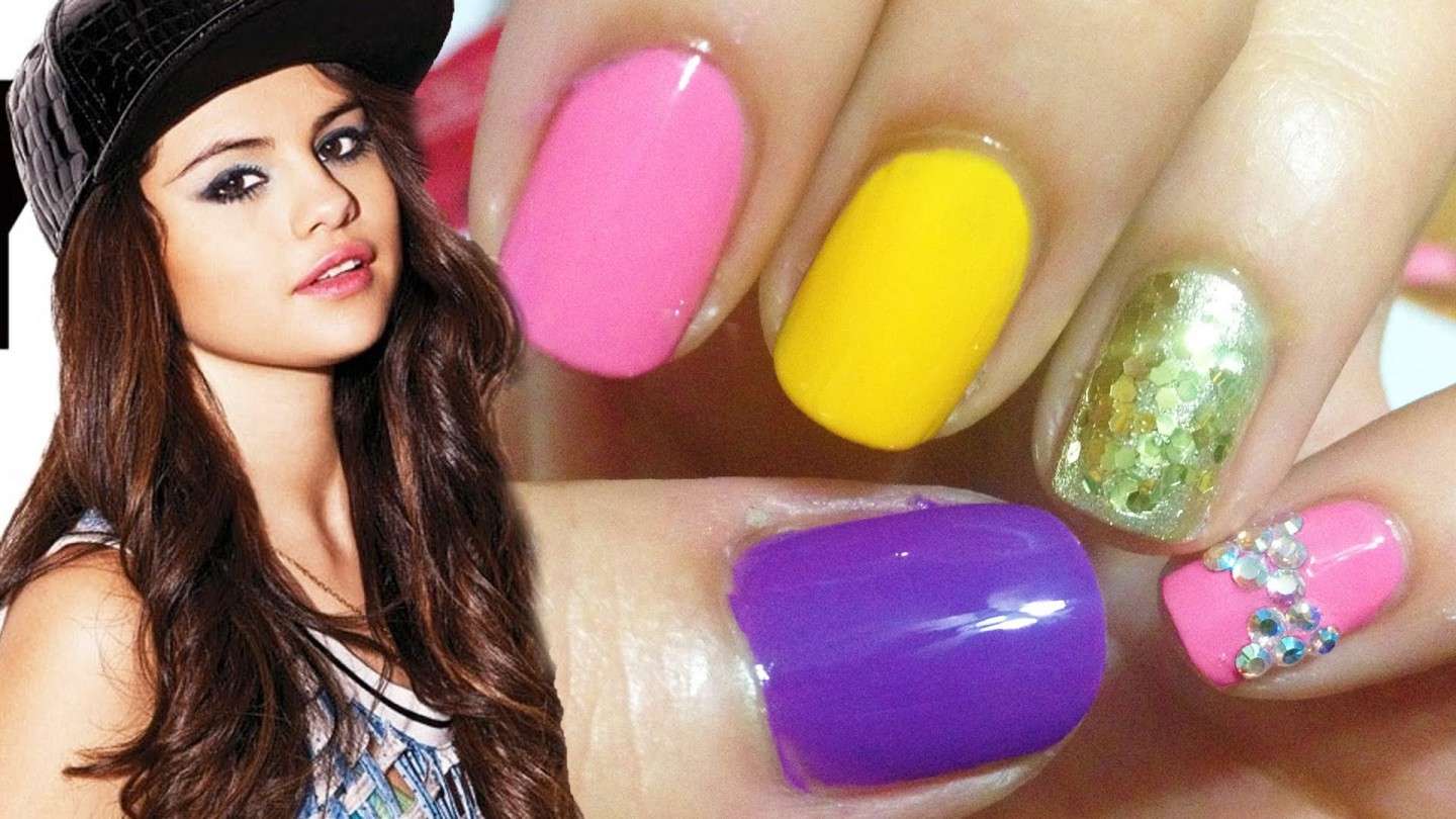 Selena Gomez nail art multicolor