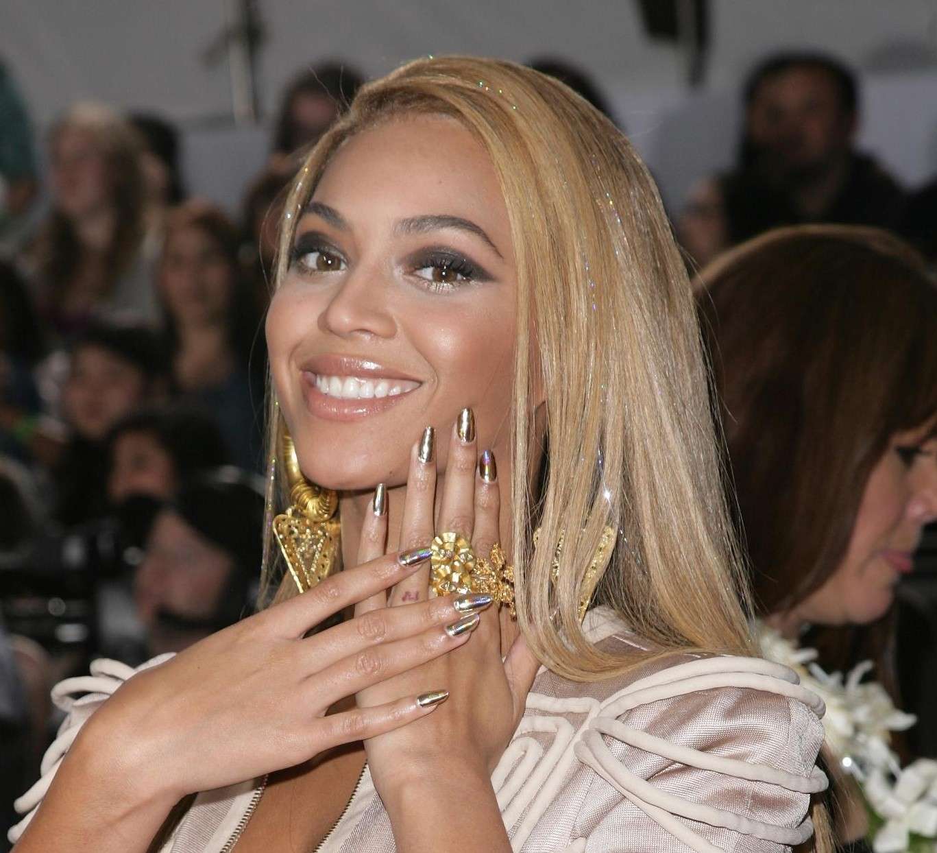 Beyonce nail art oro