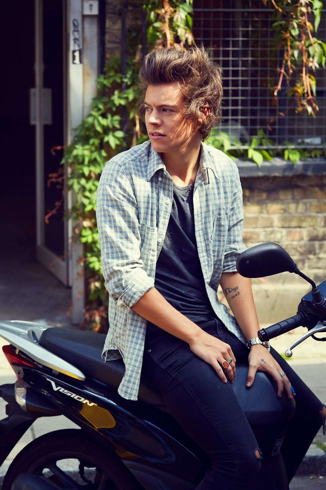 Harry Styles in scooter