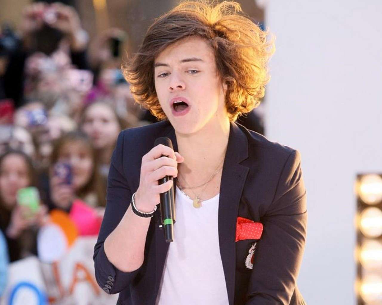Harry Styles canta