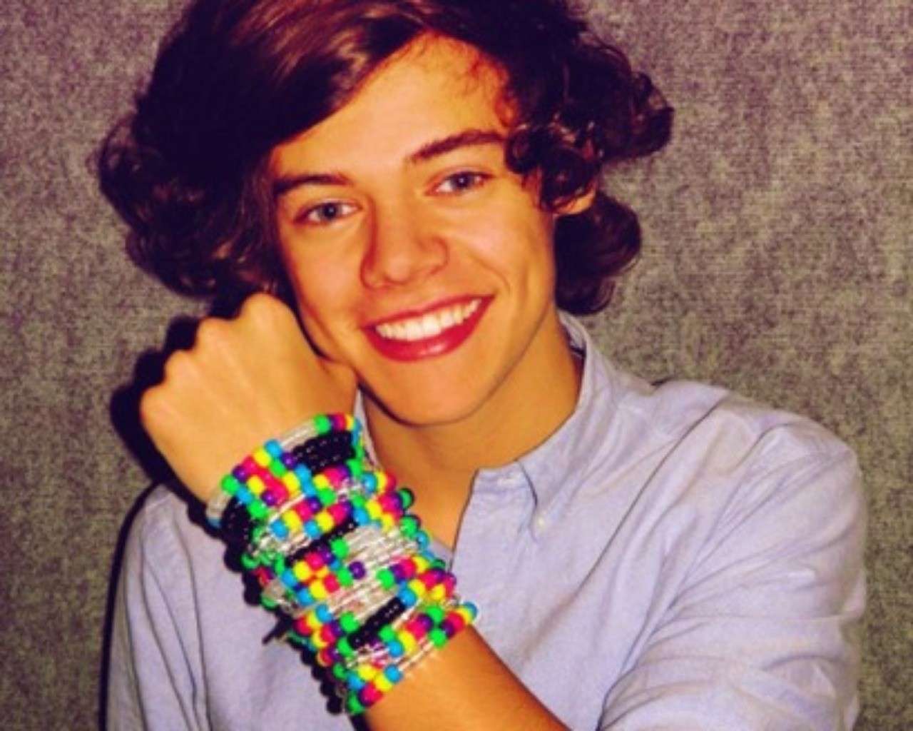 Harry Styles con braccialetti