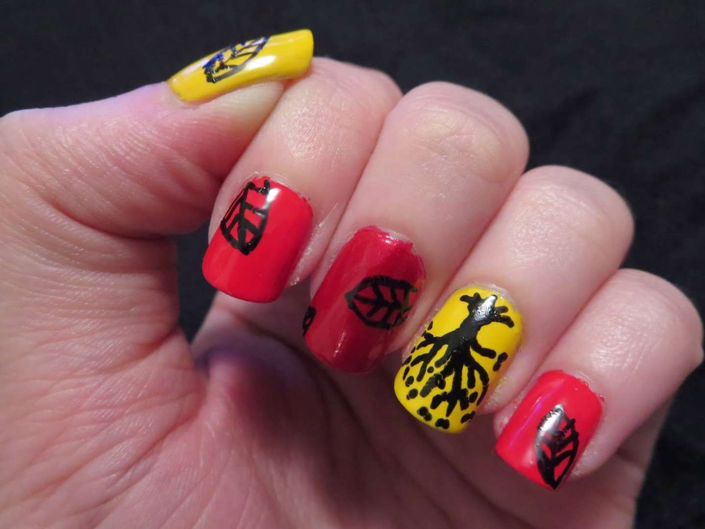 Divergent nail art rossa e gialla