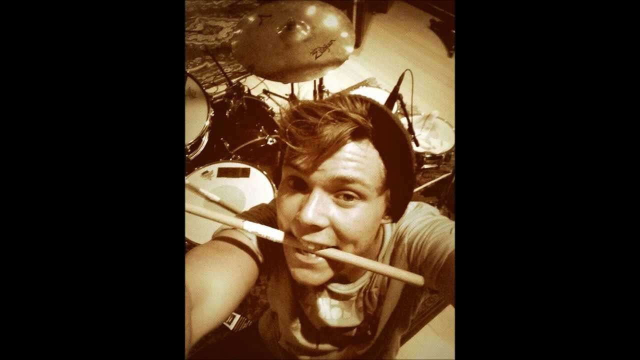 Ashton Irwin selfie alla batteria
