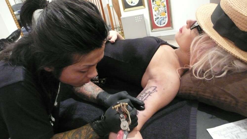 Lady Gaga durante il tatuaggii