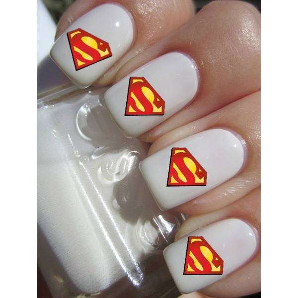 Nail art bianca superman