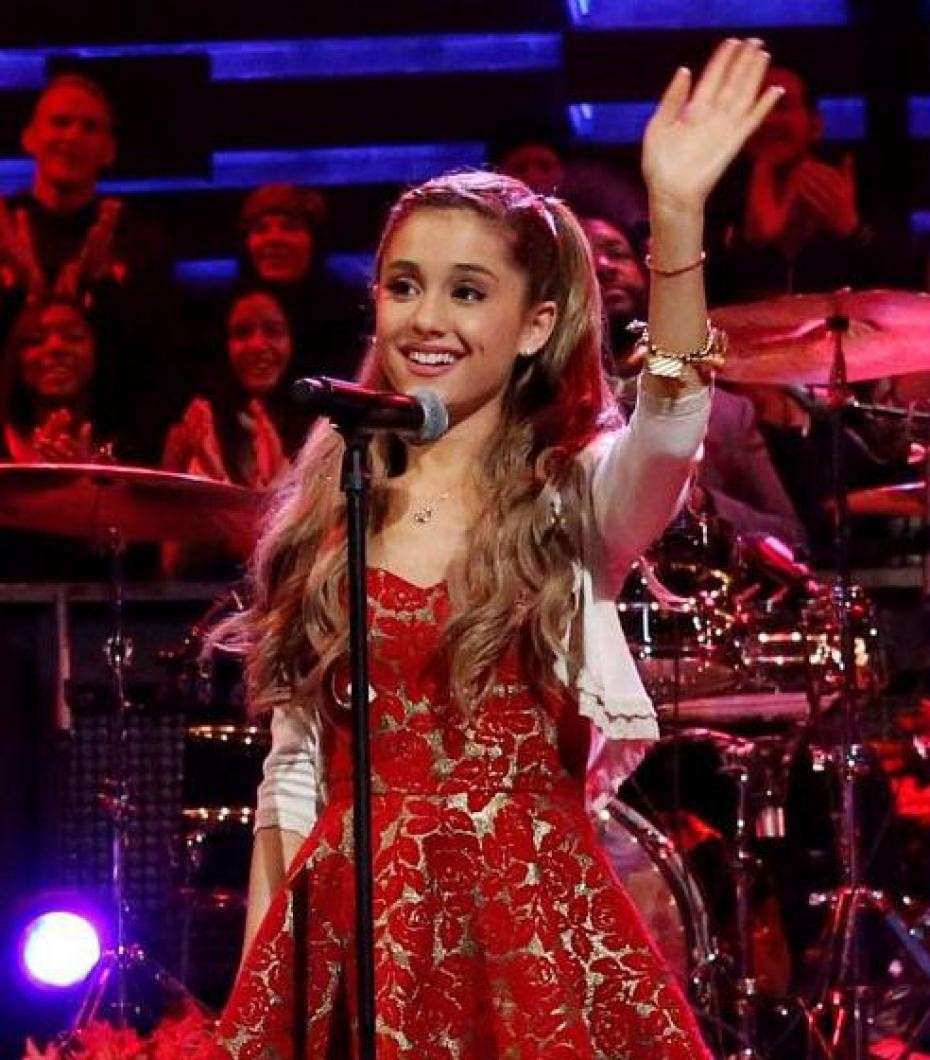 Ariana Grande abito rosso broccato